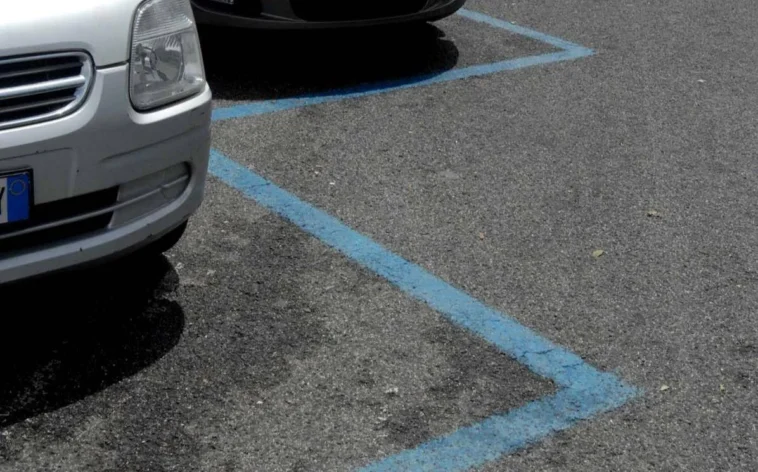 Parcheggi con strisce blu a Roma con auto in sosta su stalli a pagamento.