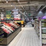 Corsie e reparti di frutta e verdura all’interno di un supermercato Conad a Roma