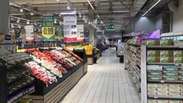 Corsie e reparti di frutta e verdura all’interno di un supermercato Conad a Roma