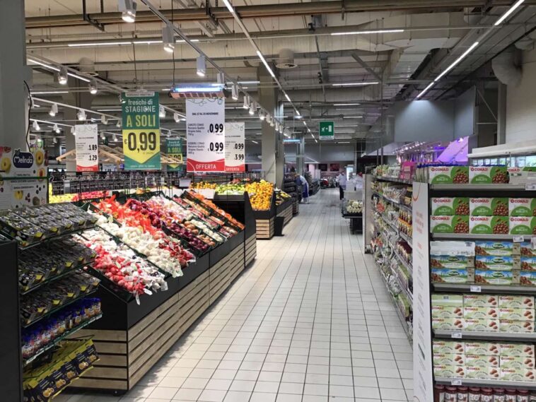 Corsie e reparti di frutta e verdura all’interno di un supermercato Conad a Roma