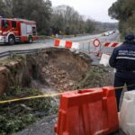 Vigili del fuoco e polizia locale davanti alla grande voragine aperta su via Ardeatina dopo uno smottamento