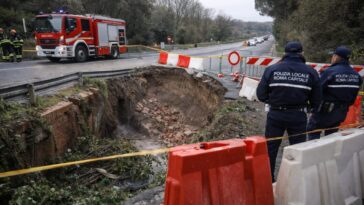 Vigili del fuoco e polizia locale davanti alla grande voragine aperta su via Ardeatina dopo uno smottamento