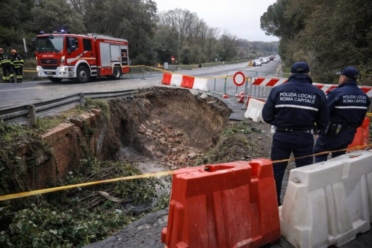 Vigili del fuoco e polizia locale davanti alla grande voragine aperta su via Ardeatina dopo uno smottamento