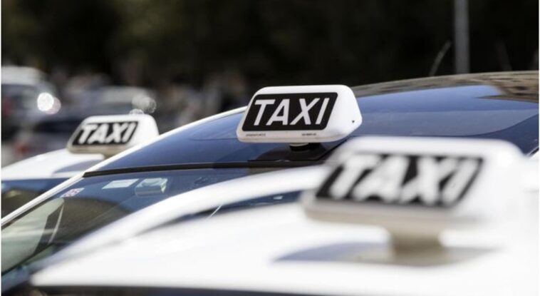 Tetti delle auto bianche con insegna “TAXI” durante una giornata di protesta a Roma