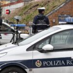 Agenti della Polizia Locale di Roma Capitale controllano il traffico con dispositivi elettronici vicino a una pattuglia.