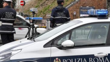 Agenti della Polizia Locale di Roma Capitale controllano il traffico con dispositivi elettronici vicino a una pattuglia.