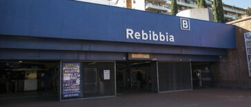Ingresso esterno della stazione Rebibbia della metro B a Roma, con insegna blu e accessi pedonali.