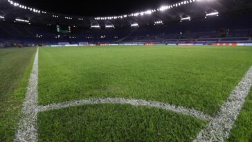 Campo dello Stadio Olimpico di Roma illuminato di notte.