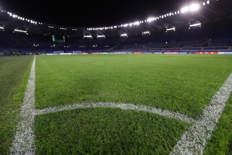Campo dello Stadio Olimpico di Roma illuminato di notte.