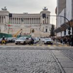 Traffico e pedoni davanti all’Altare della Patria a Roma con deviazioni e senso unico attivi.