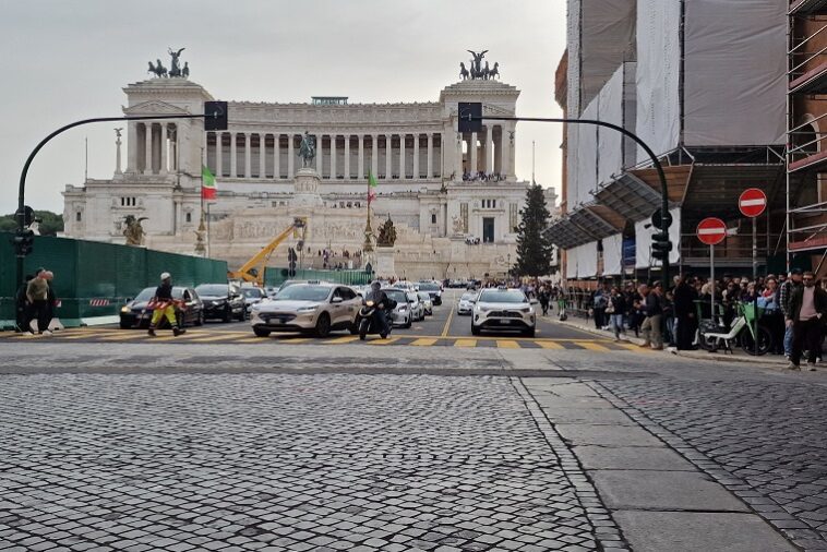 Traffico e pedoni davanti all’Altare della Patria a Roma con deviazioni e senso unico attivi.