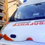 Ambulanza e pattuglia dei carabinieri davanti a palazzi di Colle Salario.