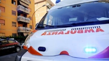 Ambulanza e pattuglia dei carabinieri davanti a palazzi di Colle Salario.