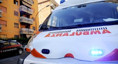 Ambulanza e pattuglia dei carabinieri davanti a palazzi di Colle Salario.