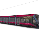 Nuovo tram Urbos di Roma Atac, modello bordeaux a cinque moduli in movimento su linea tranviaria.