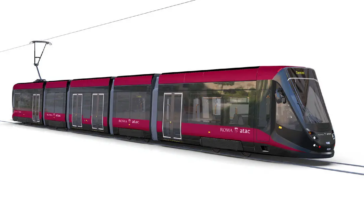 Nuovo tram Urbos di Roma Atac, modello bordeaux a cinque moduli in movimento su linea tranviaria.