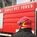 Incendio davanti a una chiesa nel centro di Roma con vigili del fuoco e volanti della polizia sul posto.
