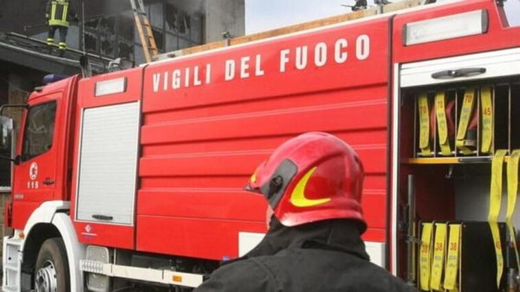 Incendio davanti a una chiesa nel centro di Roma con vigili del fuoco e volanti della polizia sul posto.