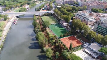 Veduta aerea dei campi sportivi e delle aree verdi lungo il Tevere, con ponte e palazzi del quartiere Flaminio sullo sfondo.