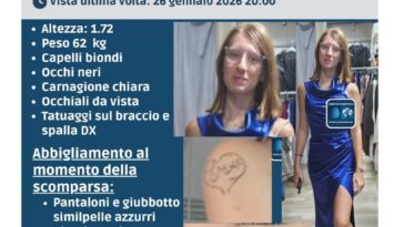Scheda di ricerca della 19enne Azzurra Ferretti con foto, caratteristiche fisiche, tatuaggi e abbigliamento al momento della scomparsa, diffusa dal Comitato Scientifico Ricerca Scomparsi.