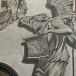 Affresco nella basilica di San Lorenzo in Lucina con un angelo dal volto umano che regge un cartiglio.