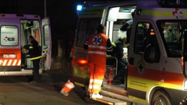 Ambulanze del 118 in intervento notturno con operatori sanitari attivi intorno ai mezzi di soccorso.