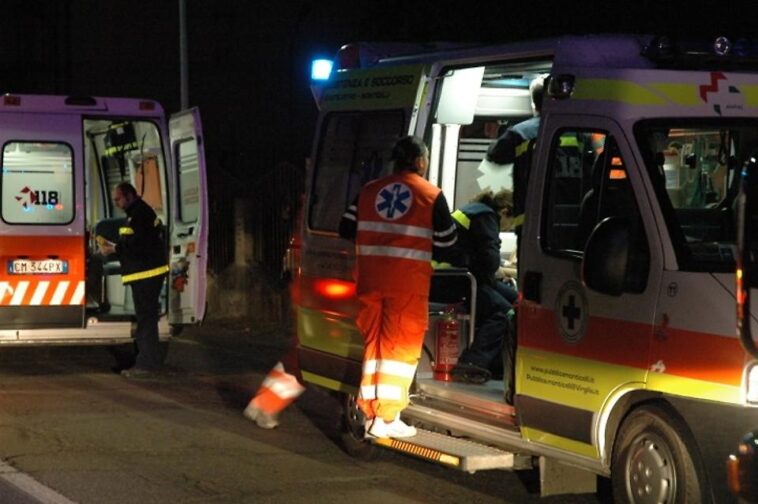 Ambulanze del 118 in intervento notturno con operatori sanitari attivi intorno ai mezzi di soccorso.