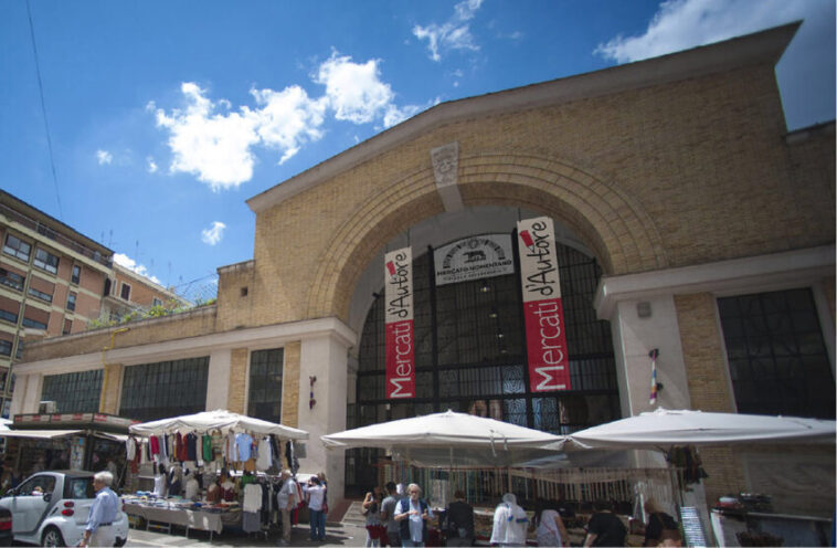 Facciata del Mercato Nomentano a Roma con bancarelle e visitatori all’esterno.