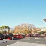 Rendering della futura area della tranvia Verano-Tiburtina con tram e autobus davanti alla stazione Tiburtina, in una piazza pedonale moderna e riqualificata.