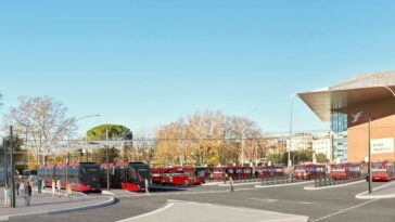 Rendering della futura area della tranvia Verano-Tiburtina con tram e autobus davanti alla stazione Tiburtina, in una piazza pedonale moderna e riqualificata.