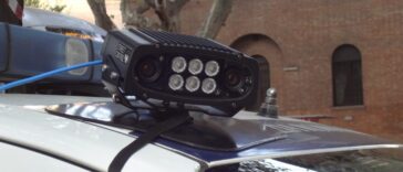 Dispositivo elettronico Street Control montato sul tetto di un'auto della polizia locale per il controllo automatico delle targhe.
