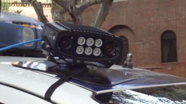 Dispositivo elettronico Street Control montato sul tetto di un'auto della polizia locale per il controllo automatico delle targhe.