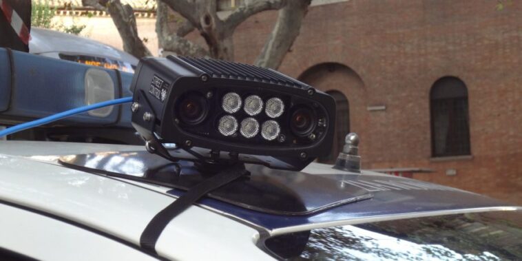 Dispositivo elettronico Street Control montato sul tetto di un'auto della polizia locale per il controllo automatico delle targhe.