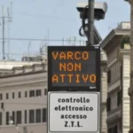 Pannello elettronico con la scritta “Varco non attivo” all’ingresso della ZTL nel centro di Roma.