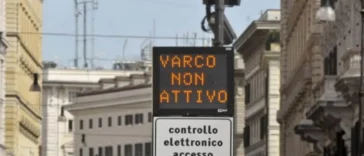 Pannello elettronico con la scritta “Varco non attivo” all’ingresso della ZTL nel centro di Roma.
