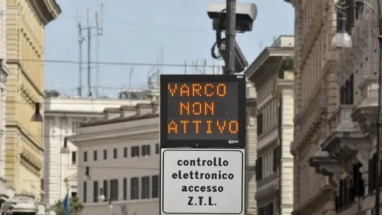 Pannello elettronico con la scritta “Varco non attivo” all’ingresso della ZTL nel centro di Roma.