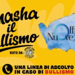 Grafica gialla del progetto “Smasha il Bullismo”, con i loghi di Smash Tag e Officine per Nuove Terre e un’icona del telefono dedicata alla linea di ascolto contro il bullismo.