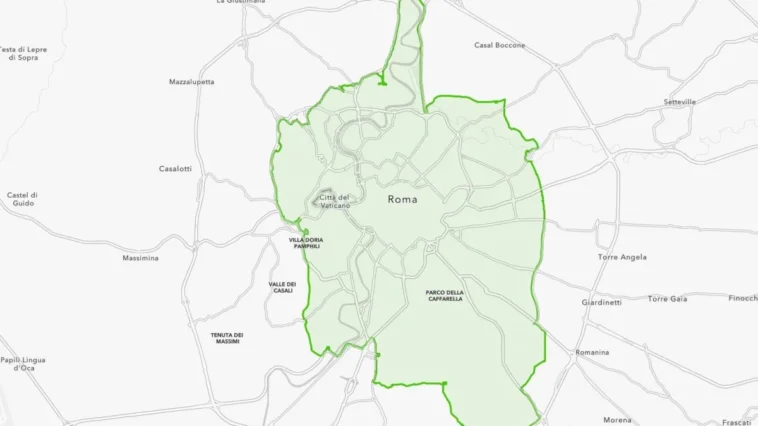 Mappa di Roma che evidenzia in verde il perimetro della ZTL Fascia Verde, con i principali quartieri e parchi cittadini indicati.