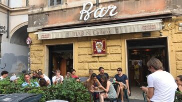ingresso del Bar San Calisto a Trastevere con clienti seduti all’esterno.