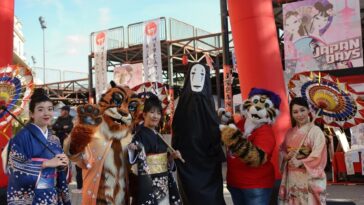 Gruppo di cosplayer e performer giapponesi ai Japan Days, tra kimono, mascotte e il personaggio Senza Volto.