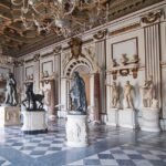 Sala monumentale con statue classiche e pavimento marmoreo nei Musei Capitolini.