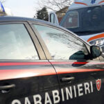 Auto dei Carabinieri e ambulanza ferme durante un intervento di emergenza.