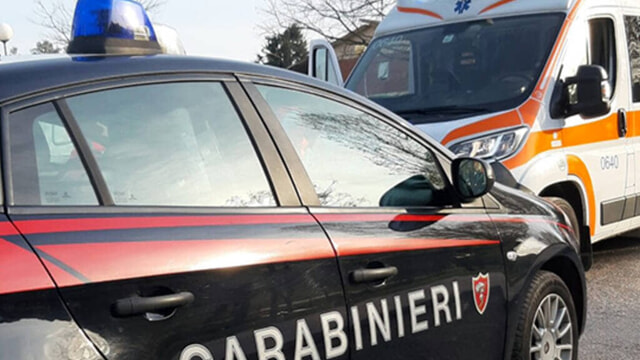 Auto dei Carabinieri e ambulanza ferme durante un intervento di emergenza.