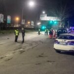 Scene notturne su via Collatina con pattuglie della Polizia Locale, ambulanze e agenti impegnati nei rilievi dopo un grave incidente.