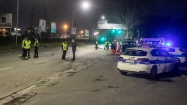 Scene notturne su via Collatina con pattuglie della Polizia Locale, ambulanze e agenti impegnati nei rilievi dopo un grave incidente.