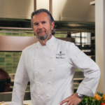 Carlo Cracco nella cucina del nuovo ristorante Viride all’interno del Corinthia Rome, in divisa da chef.