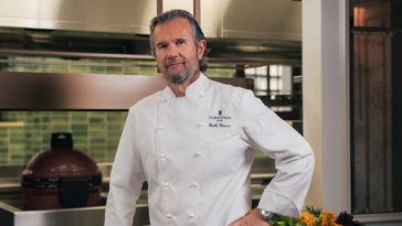 Carlo Cracco nella cucina del nuovo ristorante Viride all’interno del Corinthia Rome, in divisa da chef.