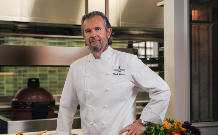 Carlo Cracco nella cucina del nuovo ristorante Viride all’interno del Corinthia Rome, in divisa da chef.