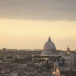 Veduta di Roma avvolta da foschia giallastra causata dalla sabbia del Sahara e dall’aumento delle polveri sottili.