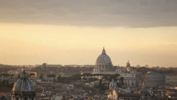Veduta di Roma avvolta da foschia giallastra causata dalla sabbia del Sahara e dall’aumento delle polveri sottili.